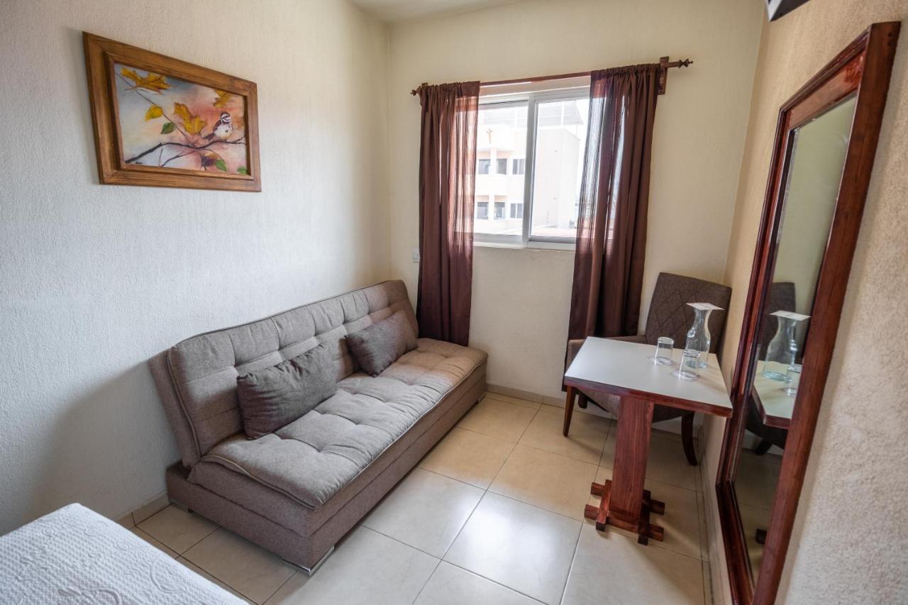 Hotel Casa Garatusa Yuriria ภายนอก รูปภาพ