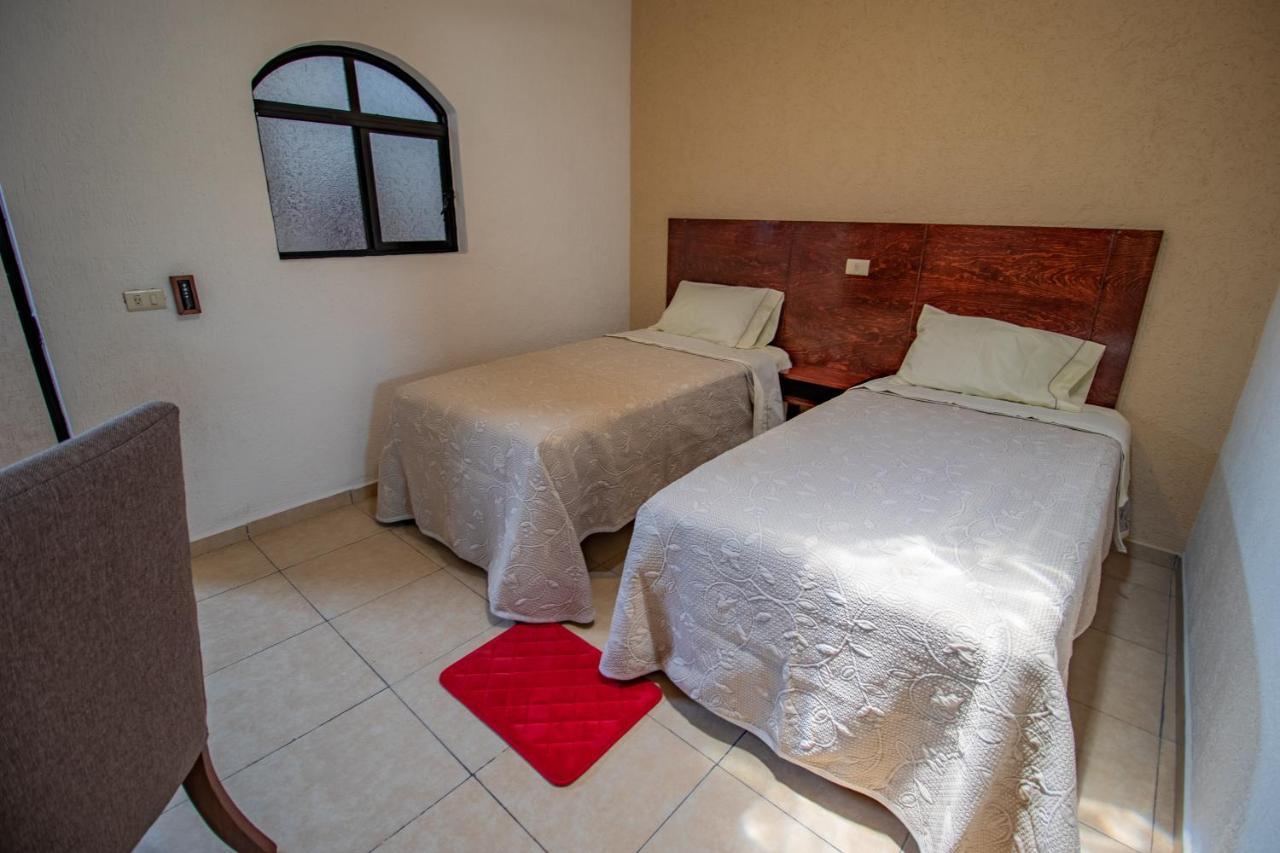 Hotel Casa Garatusa Yuriria ภายนอก รูปภาพ